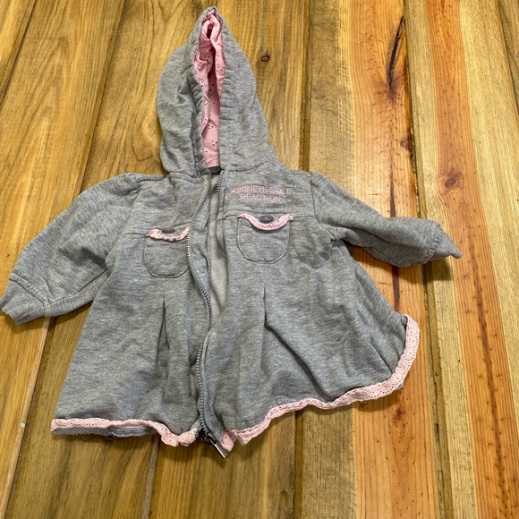 Great condition KENNETH COLE kids sweatsuit - Picture 4 of 6